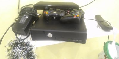 Лот: 17155529. Фото: 1. Xbox 360,комплект:2 геймпада,кинект... Игровые приставки, консоли