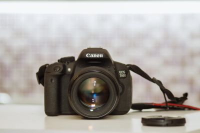 Лот: 13917501. Фото: 1. Фотокамера Canon EOS 700D Kit... Цифровые зеркальные