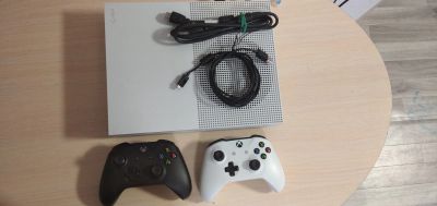 Лот: 17668673. Фото: 1. X box one s 1tb. Игры для консолей