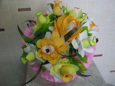 Лот: 5146386. Фото: 1. Букет из конфет нарциссы. Букеты из конфет, игрушек