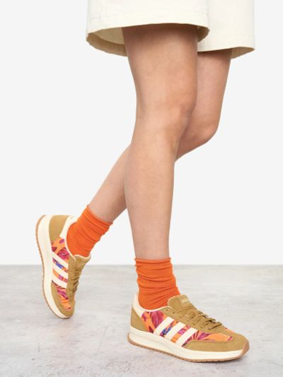Лот: 25370147. Фото: 1. Кроссовки женские adidas Run 70... Кеды, кроссовки, слипоны