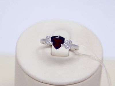 Лот: 14700620. Фото: 1. СЕРЕБРЯНОЕ КОЛЬЦО С ГРАНАТОМ И... Кольца, перстни