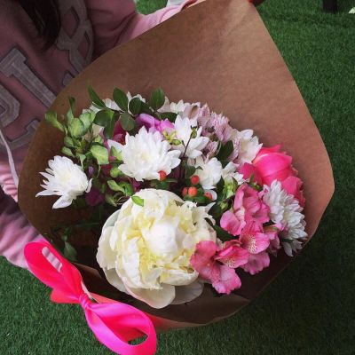 Лот: 6854392. Фото: 1. Фирменный букет от Радуги Цветов... Свежие цветы
