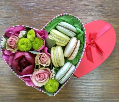 Лот: 7364565. Фото: 1. Коробка с цветами и макаронами... Свежие цветы