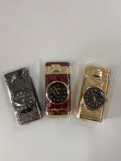 Лот: 25745440. Фото: 1. Зажигалка с часами и камнями. Зажигалки, спички, пепельницы