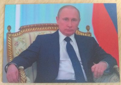 Лот: 18919940. Фото: 1. магнит "Путин в кресле" 7*10 см... Магниты сувенирные