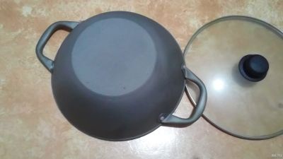 Лот: 14069733. Фото: 1. Вок чугунный с крышкой. диаметр... Сковороды и сотейники