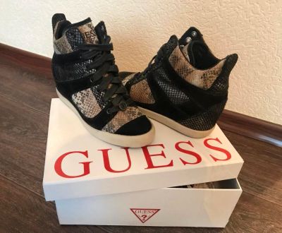 Лот: 10359460. Фото: 1. Кеды на танкетке Guess. Кеды, кроссовки, слипоны