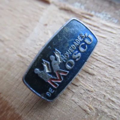Лот: 10392216. Фото: 1. Значок Novedades de Moscu (ЛМД... Сувенирные