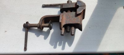 Лот: 23422315. Фото: 1. Тиски настольные СССР. Ручной инструмент
