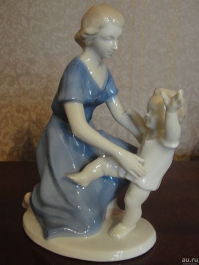 Лот: 17870025. Фото: 1. Фарфоровая фигурка Женщина с ребенком... Фарфор, керамика