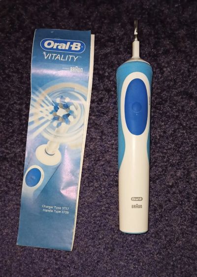 Лот: 16924009. Фото: 1. электрическая зубная щетка Oral-B... Электрические зубные щетки и ирригаторы