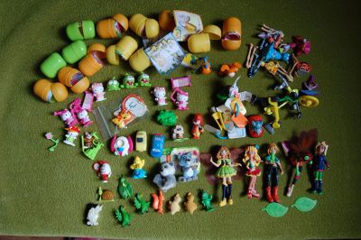 Лот: 8040787. Фото: 1. Коробка с игрушками. (киндоры... Игрушки
