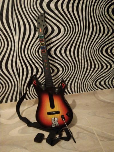 Лот: 9707744. Фото: 1. Гитара для Guitar Hero. Аксессуары для игровых приставок, консолей, геймпады