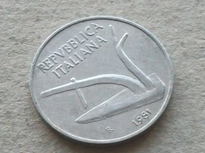Лот: 16844497. Фото: 1. Монета 10 лир Италия 1981 флора... Европа
