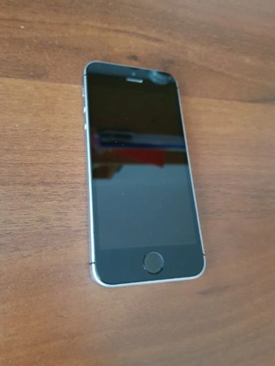 Лот: 14071545. Фото: 1. iphone SE 32gb. Смартфоны