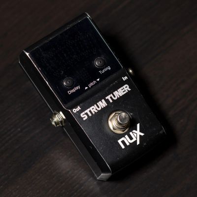 Лот: 15937581. Фото: 1. NUX strum tuner полифонический... Гитарные эффекты и комбоусилители