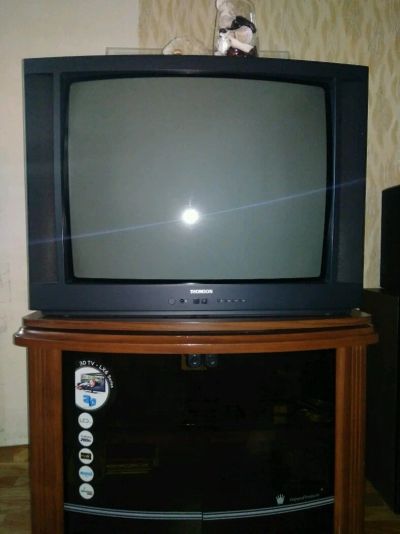Лот: 14286330. Фото: 1. Телевизор Thomson 28DH74DT + тумбa. Телевизоры