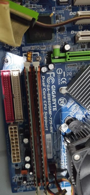 Лот: 17507002. Фото: 1. Материнская плата gigabyte ga-8i865gme-775-rh. Материнские платы
