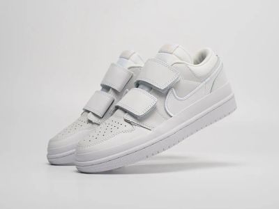 Лот: 21511325. Фото: 1. Кроссовки Nike Air Jordan 1 Low... Кеды, кроссовки, слипоны