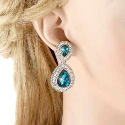 Лот: 4737860. Фото: 1. Серебряные сережки с синим кристаллом... Серьги, каффы