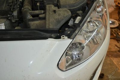 Лот: 6278846. Фото: 1. Замена ламп ближнего света в Peugeot... Оптика и освещение