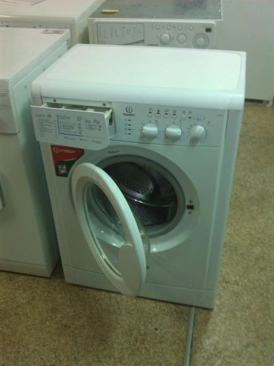 Лот: 3233016. Фото: 1. Стиральная машина Indesit WISL83... Стиральные машины
