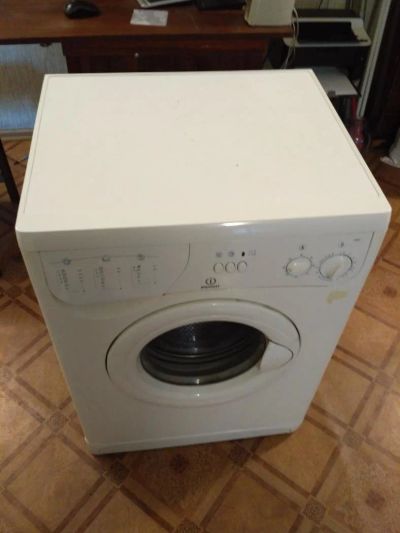 Лот: 9404039. Фото: 1. Indesit w83t нерабочая. Стиральные машины