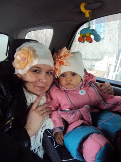 Лот: 3101120. Фото: 1. шапулька с шикарным бежевым цветком. Головные уборы