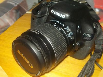 Лот: 10995055. Фото: 1. CANON EOS 600D качественная цифровая... Цифровые зеркальные
