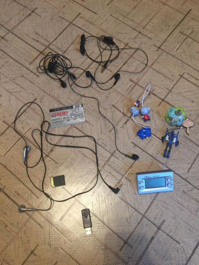 Лот: 7827458. Фото: 1. 2 гарнитуры nokia, 1 наушники... Разное
