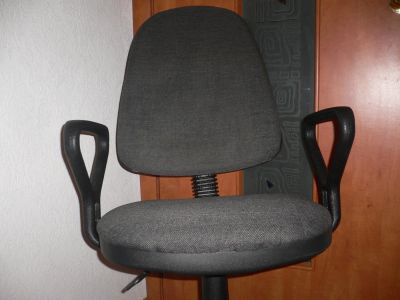 Лот: 7126345. Фото: 1. Кресло офисное серое.на усиленной... Стулья и кресла офисные