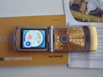 Лот: 15202432. Фото: 1. Motorola RAZR V3i Gold D&G. Кнопочные мобильные телефоны