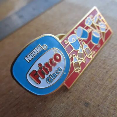 Лот: 13687762. Фото: 1. Значок Nestle Frisco Glace, Швейцария... Сувенирные