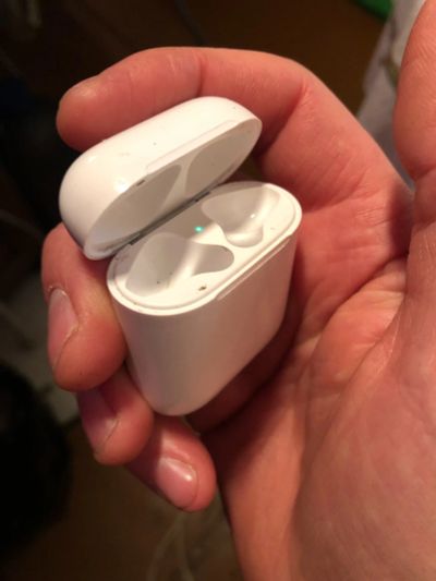 Лот: 21772862. Фото: 1. Кейс apple AirPods 2 нашли на... Наушники, гарнитуры