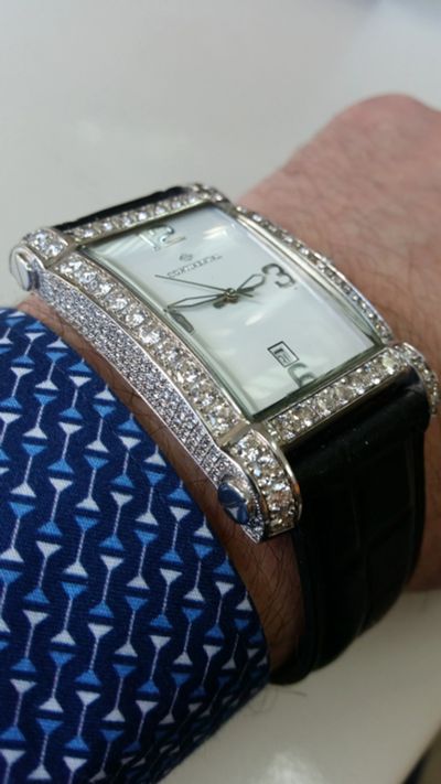 Лот: 7116398. Фото: 1. Золотые часы с бриллиантами, общей... Драгоценные наручные часы