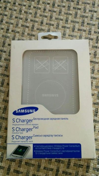 Лот: 6025139. Фото: 1. Беспроводная зарядка Qi Samsung... Зарядные устройства, блоки питания, адаптеры сетевые для смартфонов