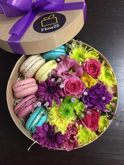 Лот: 7121718. Фото: 1. FlowerBox с макарунами (хризантема... Другое (цветы, букеты)