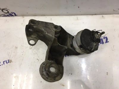 Лот: 21715723. Фото: 1. кронштейн двигателя Audi A4 8D5. Двигатель и элементы двигателя