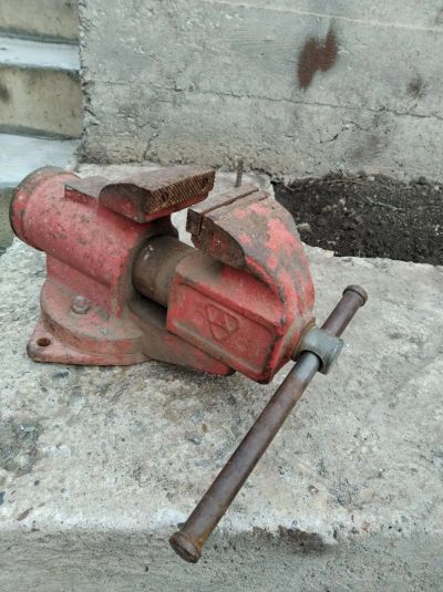 Лот: 16550384. Фото: 1. Тиски слесарные поворотные. Ручной инструмент