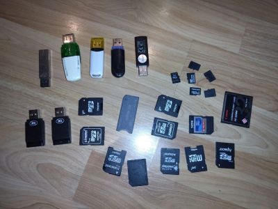 Лот: 22713237. Фото: 1. Кучка флешек. USB-флеш карты