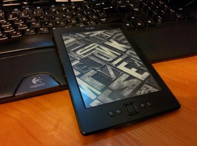 Лот: 7636970. Фото: 1. Amazon kindle 4 D0100 черная... Электронные книги