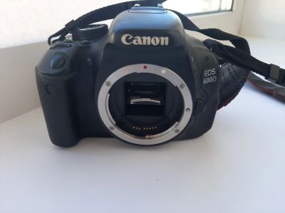 Лот: 18003710. Фото: 1. Canon EOS 600D. Цифровые зеркальные