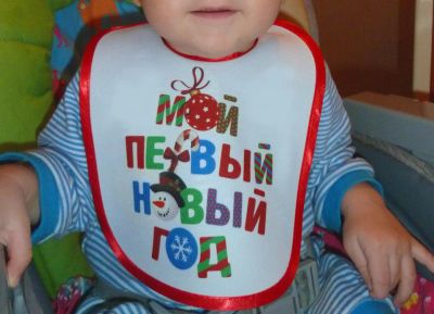 Лот: 4867235. Фото: 1. Слюнявчик (нагрудник) с новогодним... Всё для кормления