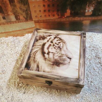 Лот: 18442732. Фото: 1. Деревянная шкатулка с тигром... Подарочная упаковка