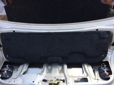 Лот: 21413199. Фото: 1. обшивка крышки багажника Mazda... Двигатель и элементы двигателя