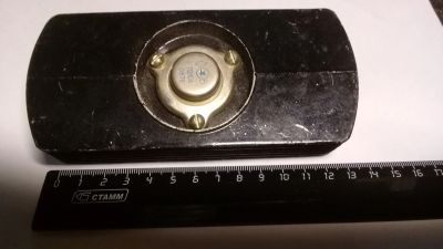 Лот: 16838198. Фото: 1. Транзистор П210А на радиаторе. Транзисторы