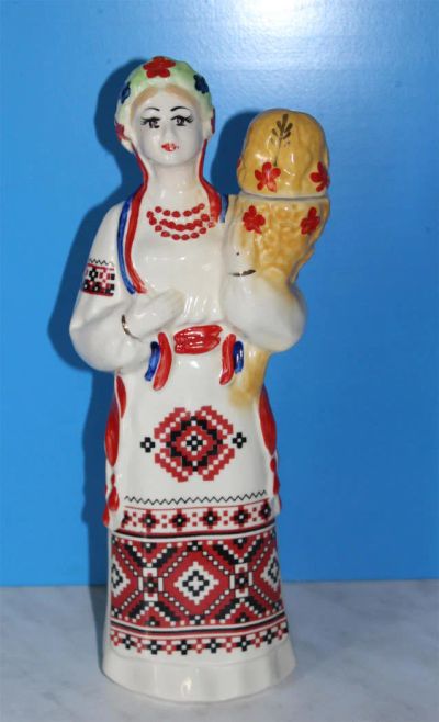 Лот: 10087982. Фото: 1. Фарфоровая статуэтка, штоф "Украинка... Фарфор, керамика