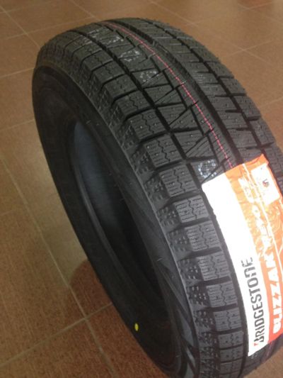 Лот: 10202947. Фото: 1. 185/65 R15 Bridgestone Revo-GZ... Шины