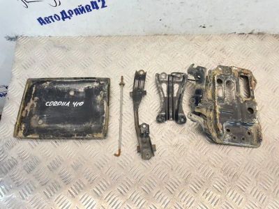 Лот: 25071964. Фото: 1. крепление аккумулятора toyota... Двигатель и элементы двигателя